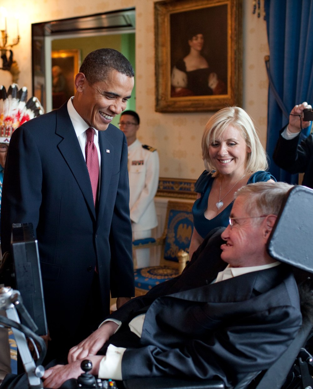 Barack_Obama_speaks_to_Stephen_Hawking_(cropped)